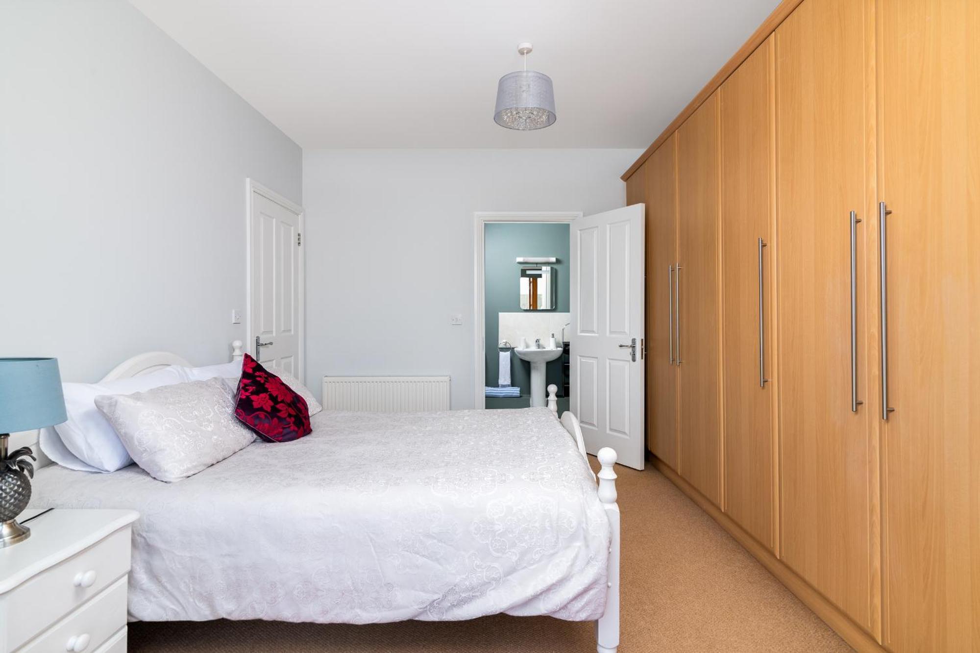 Shannonside - Stylish 5 Bed Marina Home & 40Ft Mooring Termonbarry Exterior photo